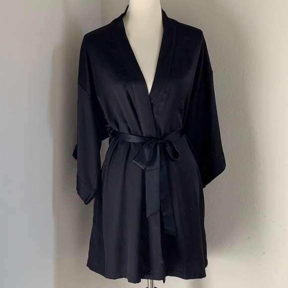Victoria’s Secret Silky Satin Black Kimono Sleeve Belted Robe W/ Pockets Sz S/M - Picture 7 of 15